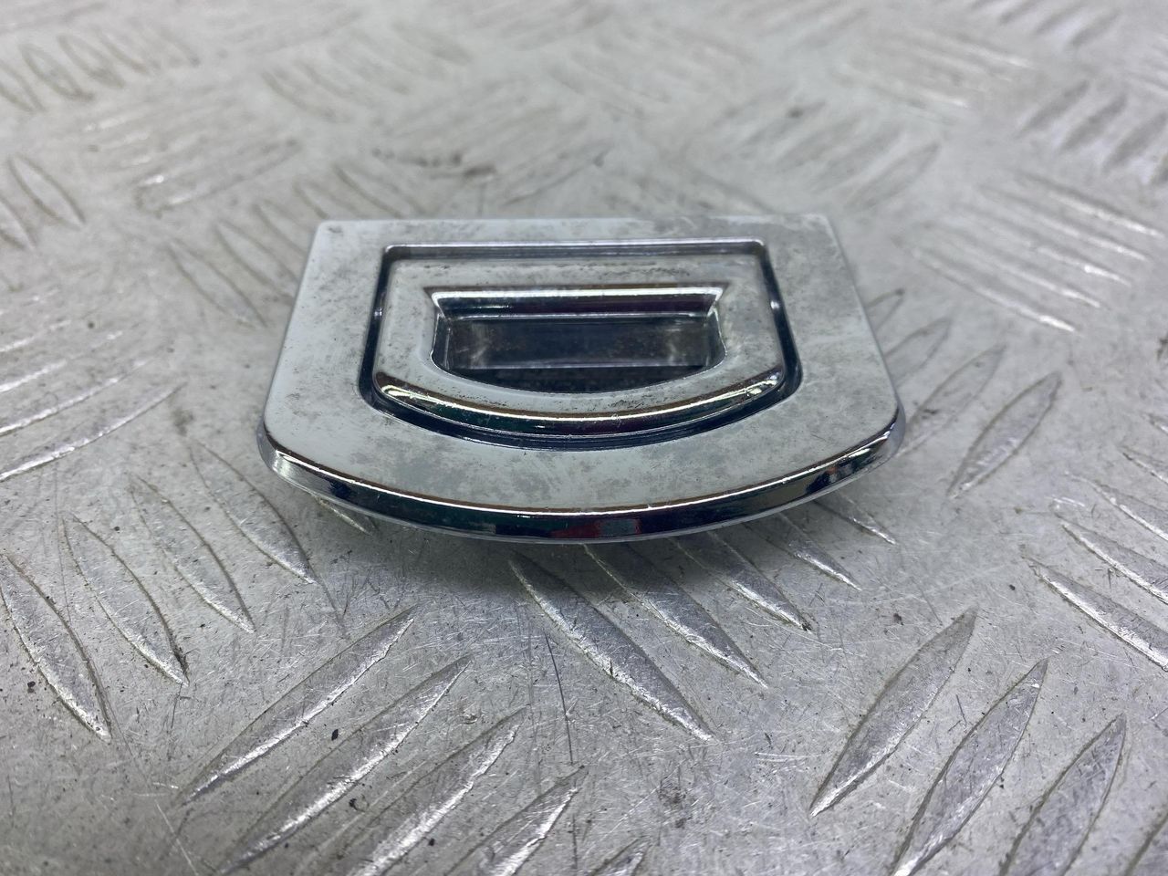 крючок крепежный Volkswagen Bora 1 поколение 1J2 (1998 - 2005), 1.6 л., BCB, бензин, МКПП, серебро, седан, передний привод, 1J0864203D - фото №1