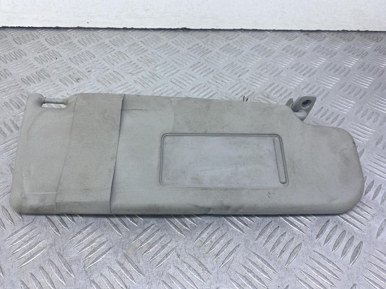 козырек солнцезащитный Volkswagen Bora 1 поколение 1J2 (1998 - 2005), 1.6 л., BCB, бензин, МКПП, серебро, седан, передний привод, 6X0857552B - фото №1