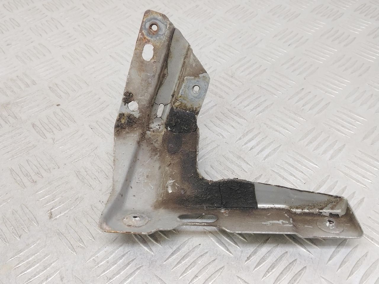 крепление ( кронштейн ) крыла Volkswagen Bora 1 поколение 1J2 (1998 - 2005), 1.6 л., BCB, бензин, МКПП, серебро, седан, передний привод, 1J0821136 - фото №1