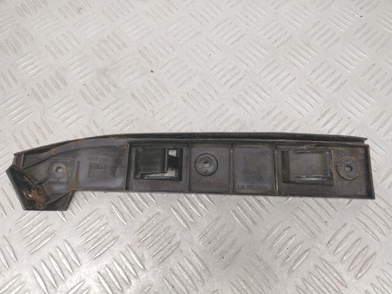 крепление ( кронштейн ) крыла Volkswagen Bora 1 поколение 1J2 (1998 - 2005), 1.6 л., BCB, бензин, МКПП, серебро, седан, передний привод, 1J5807184B - фото №1