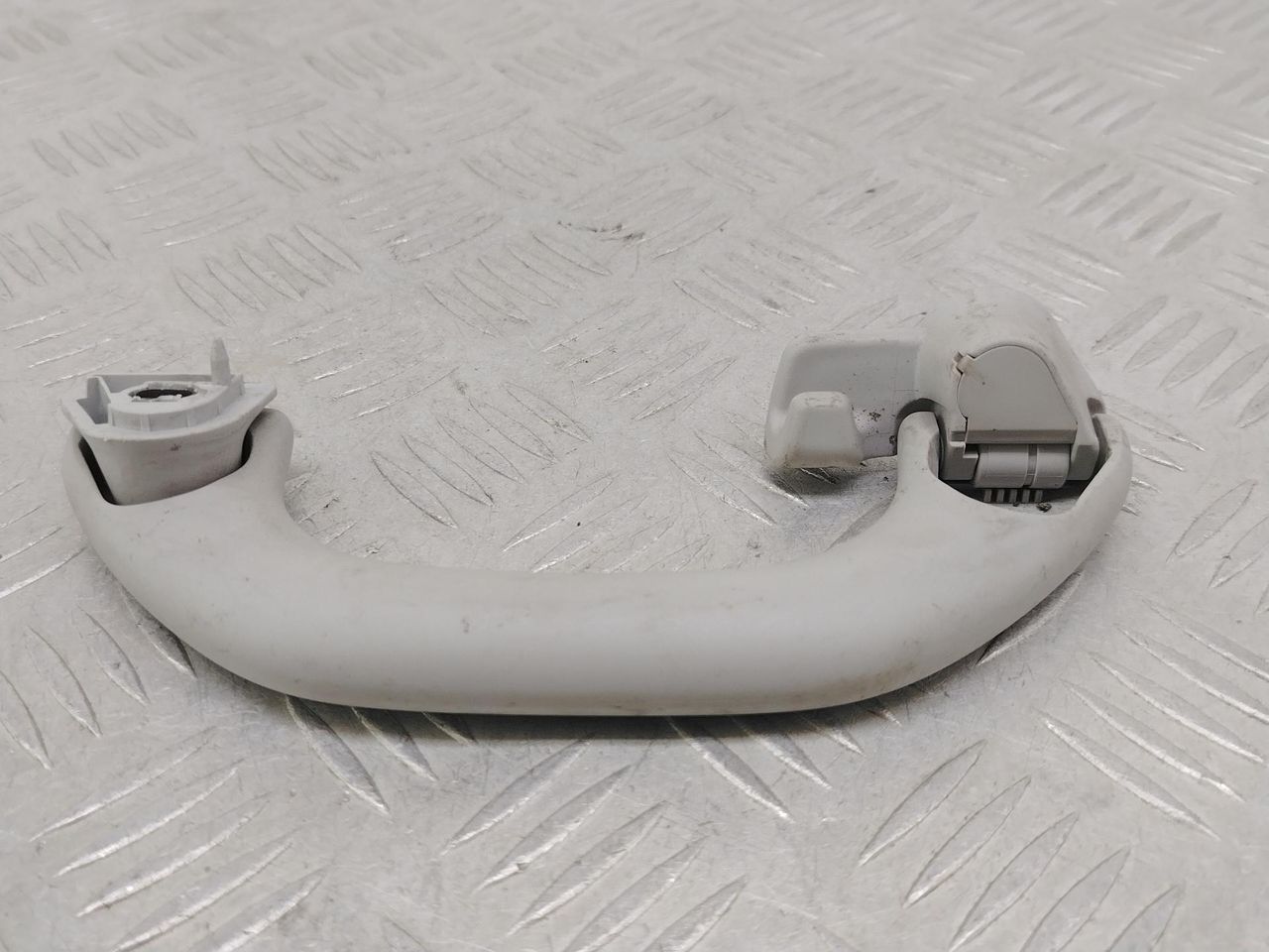ручка внутренняя потолочная Volkswagen Bora 1 поколение 1J2 (1998 - 2005), 1.6 л., BCB, бензин, МКПП, серебро, седан, передний привод, 6N0857607L - фото №1