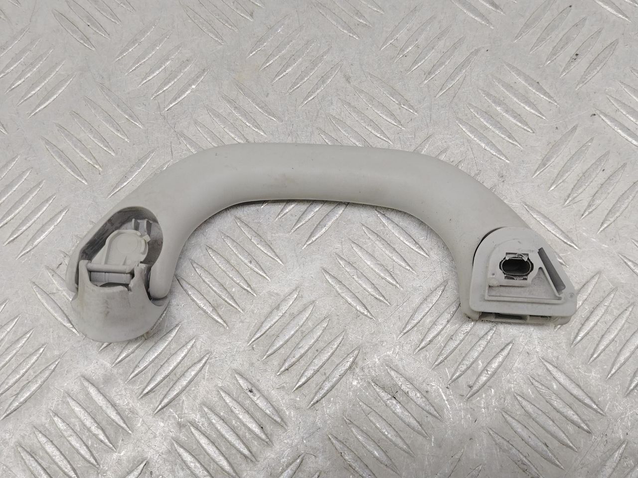 ручка внутренняя потолочная Volkswagen Bora 1 поколение 1J2 (1998 - 2005), 1.6 л., BCB, бензин, МКПП, серебро, седан, передний привод, 6N0857607K - фото №1