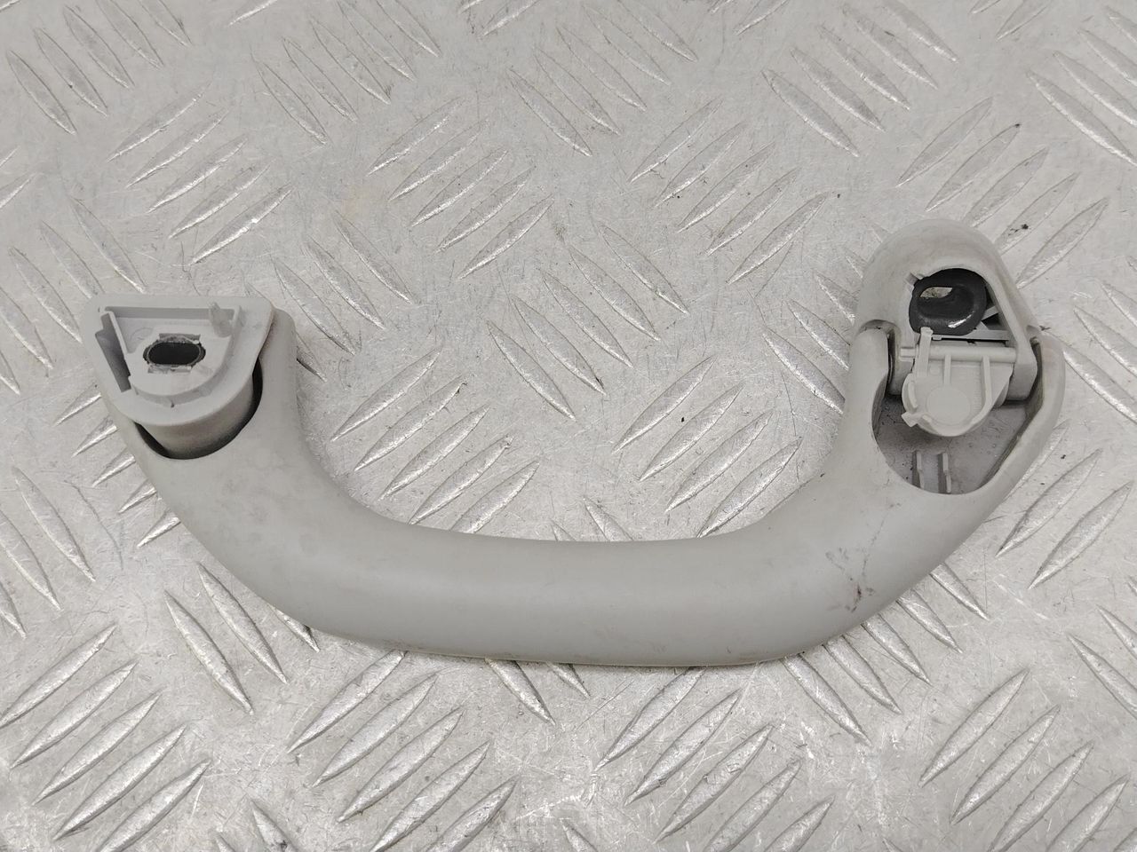 ручка внутренняя потолочная Volkswagen Bora 1 поколение 1J2 (1998 - 2005), 1.6 л., BCB, бензин, МКПП, серебро, седан, передний привод, 6N0857607K - фото №1