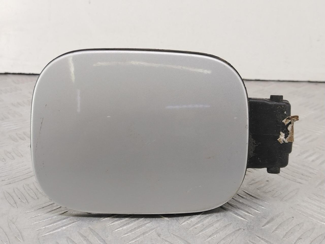 лючок топливного бака Volkswagen Bora 1 поколение 1J2 (1998 - 2005), 1.6 л., BCB, бензин, МКПП, серебро, седан, передний привод, 1J0809857 - фото №1