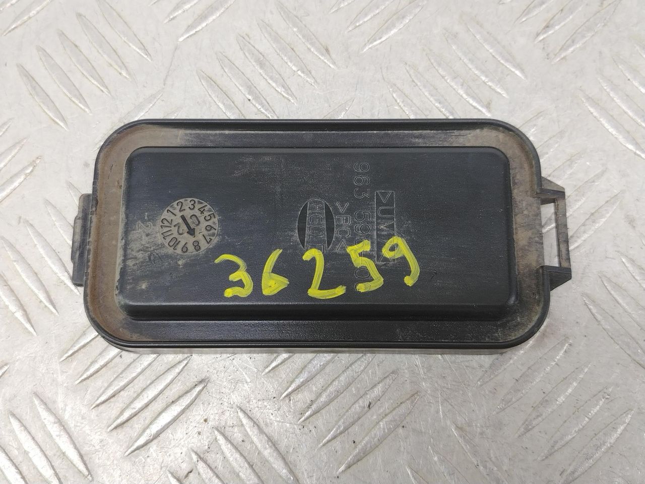 крышка фары Volkswagen Bora 1 поколение 1J2 (1998 - 2005), 1.6 л., BCB, бензин, МКПП, серебро, седан, передний привод, 96359600 - фото №1