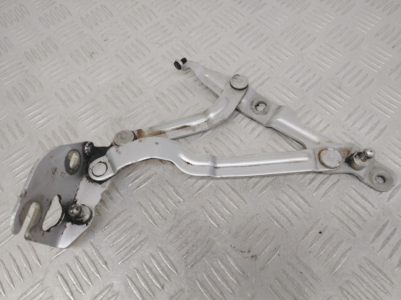 петля крышки багажника Volkswagen Bora 1 поколение 1J2 (1998 - 2005), 1.6 л., BCB, бензин, МКПП, серебро, седан, передний привод, 3B5827301A - фото №1