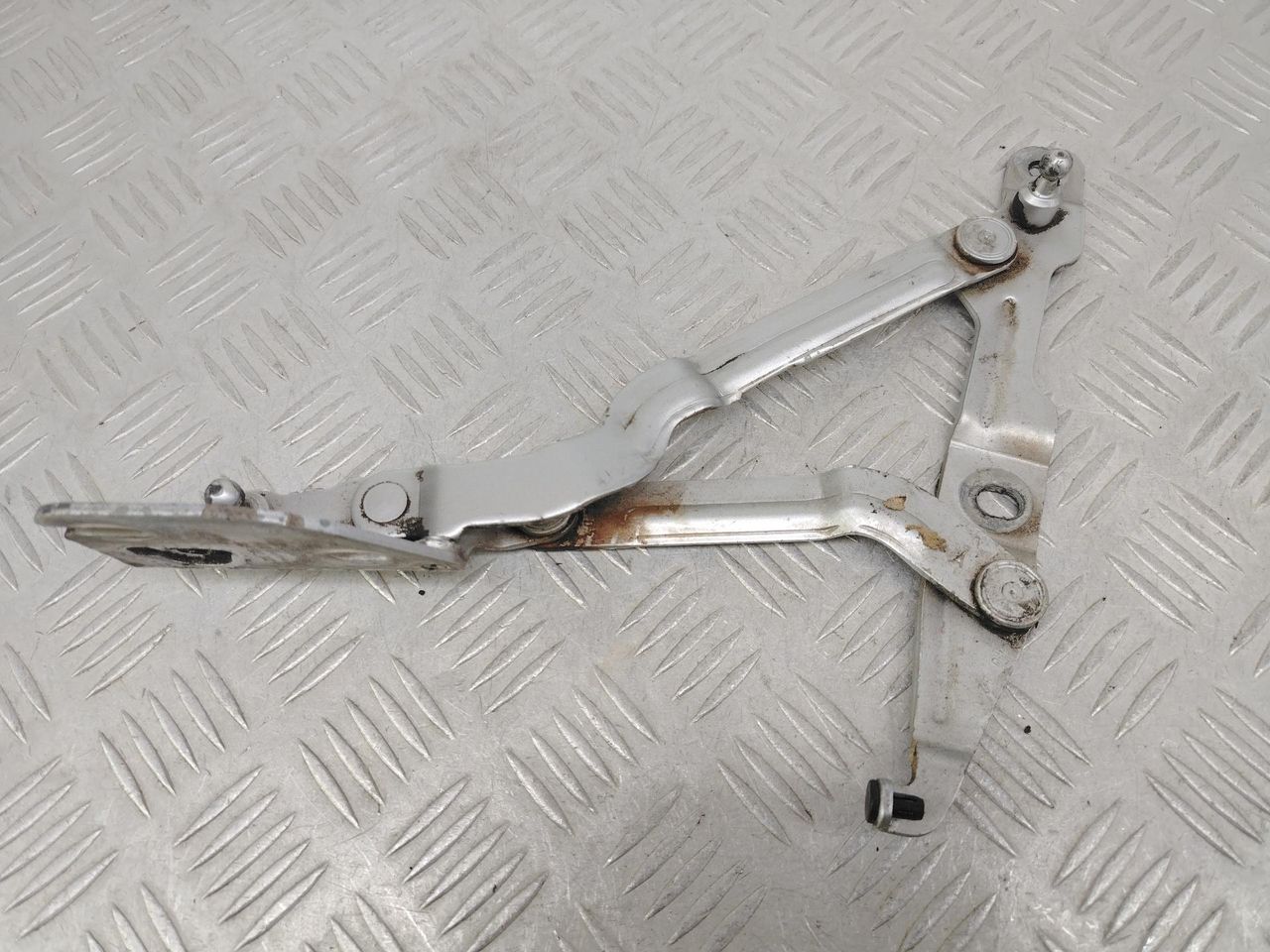 петля крышки багажника Volkswagen Bora 1 поколение 1J2 (1998 - 2005), 1.6 л., BCB, бензин, МКПП, серебро, седан, передний привод, 3B5827302A - фото №1