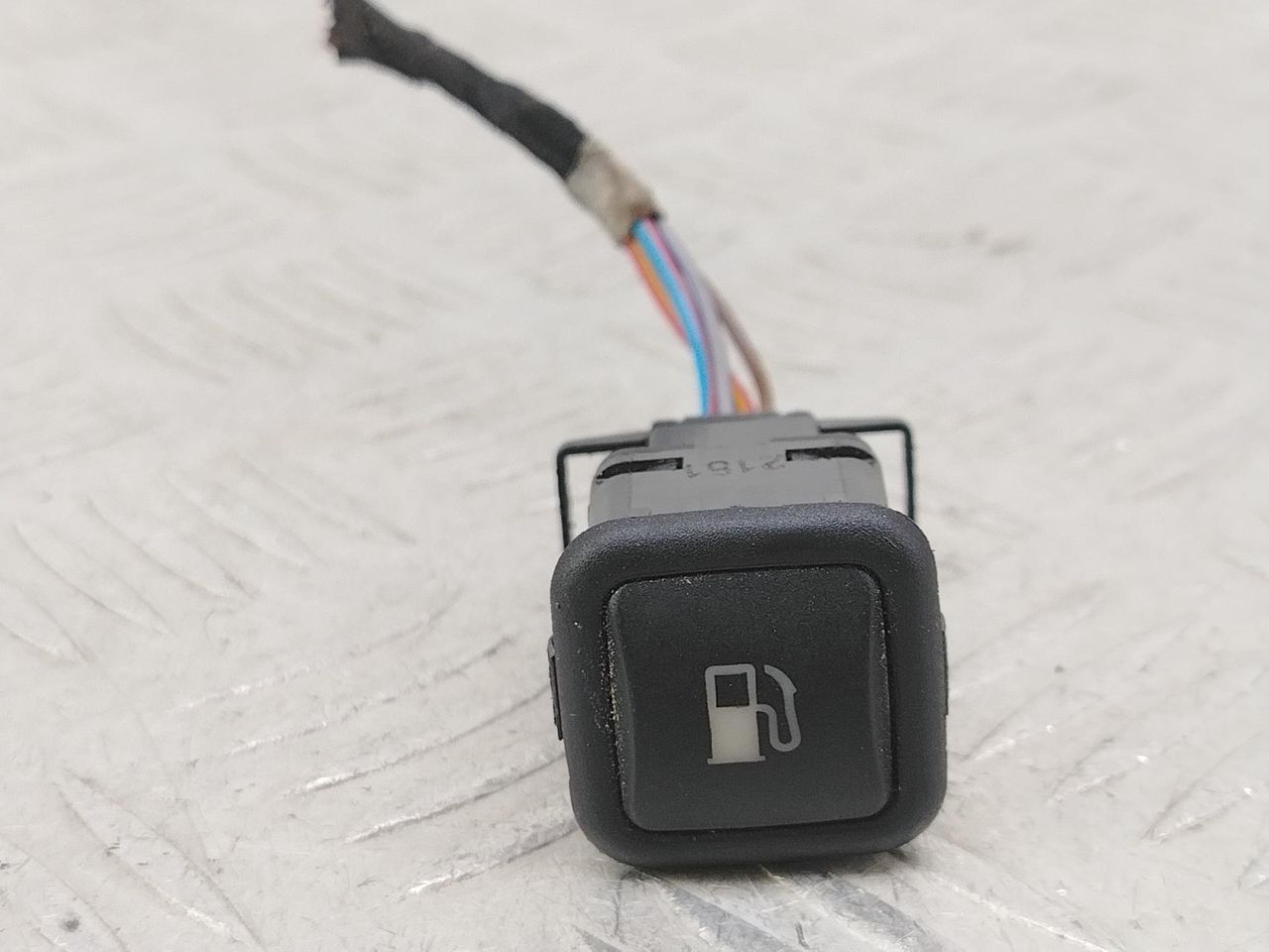 кнопка открытия лючка топливного бака Volkswagen Bora 1 поколение 1J2 (1998 - 2005), 1.6 л., BCB, бензин, МКПП, серебро, седан, передний привод, 3B0959833A - фото №1