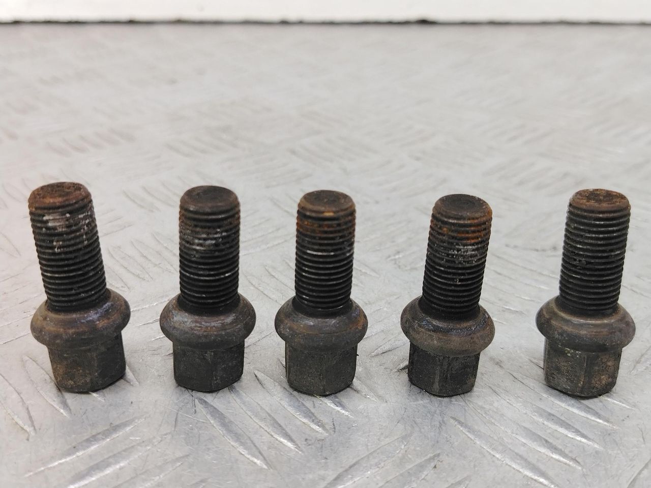 болт колесный Volkswagen Bora 1 поколение 1J2 (1998 - 2005), 1.6 л., BCB, бензин, МКПП, серебро, седан, передний привод - фото №1