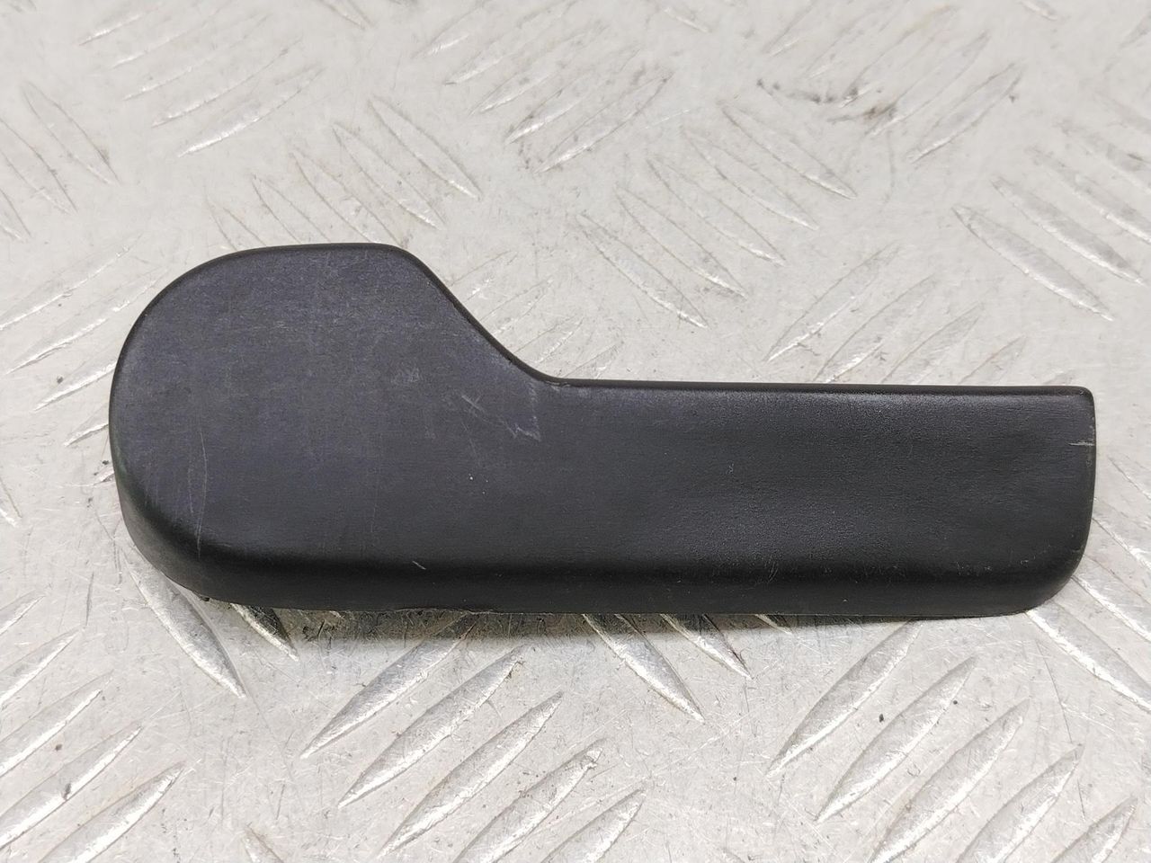 ручка открывания капота Volkswagen Bora 1 поколение 1J2 (1998 - 2005), 1.6 л., BCB, бензин, МКПП, серебро, седан, передний привод, 1J1823533C - фото №1