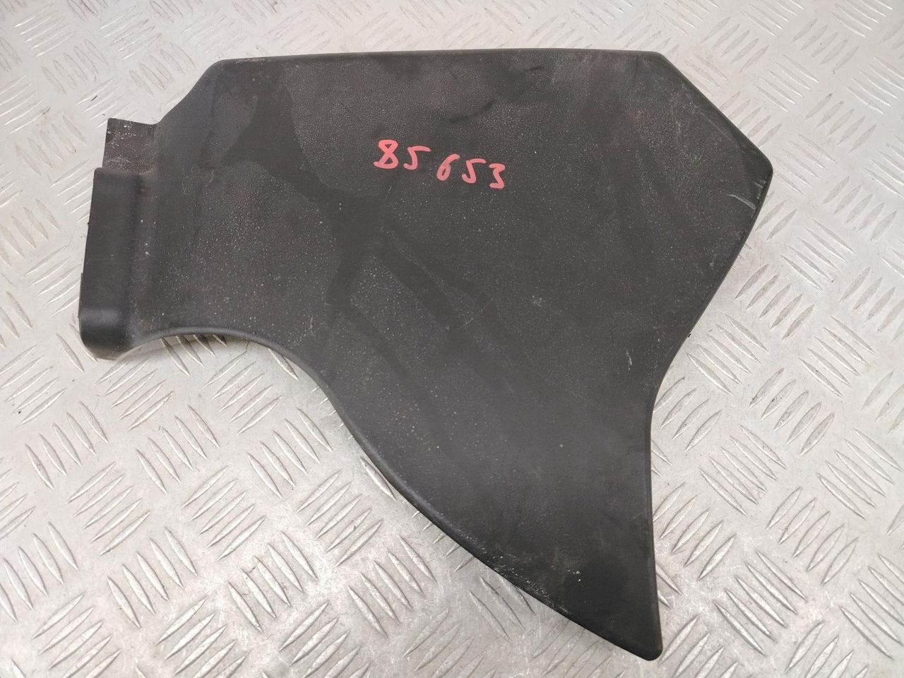 планка под капот Audi A4 B5 (1994 - 1999), 1.6 л., бензин, МКПП, серебро, седан, передний привод, 058133849A - фото №1