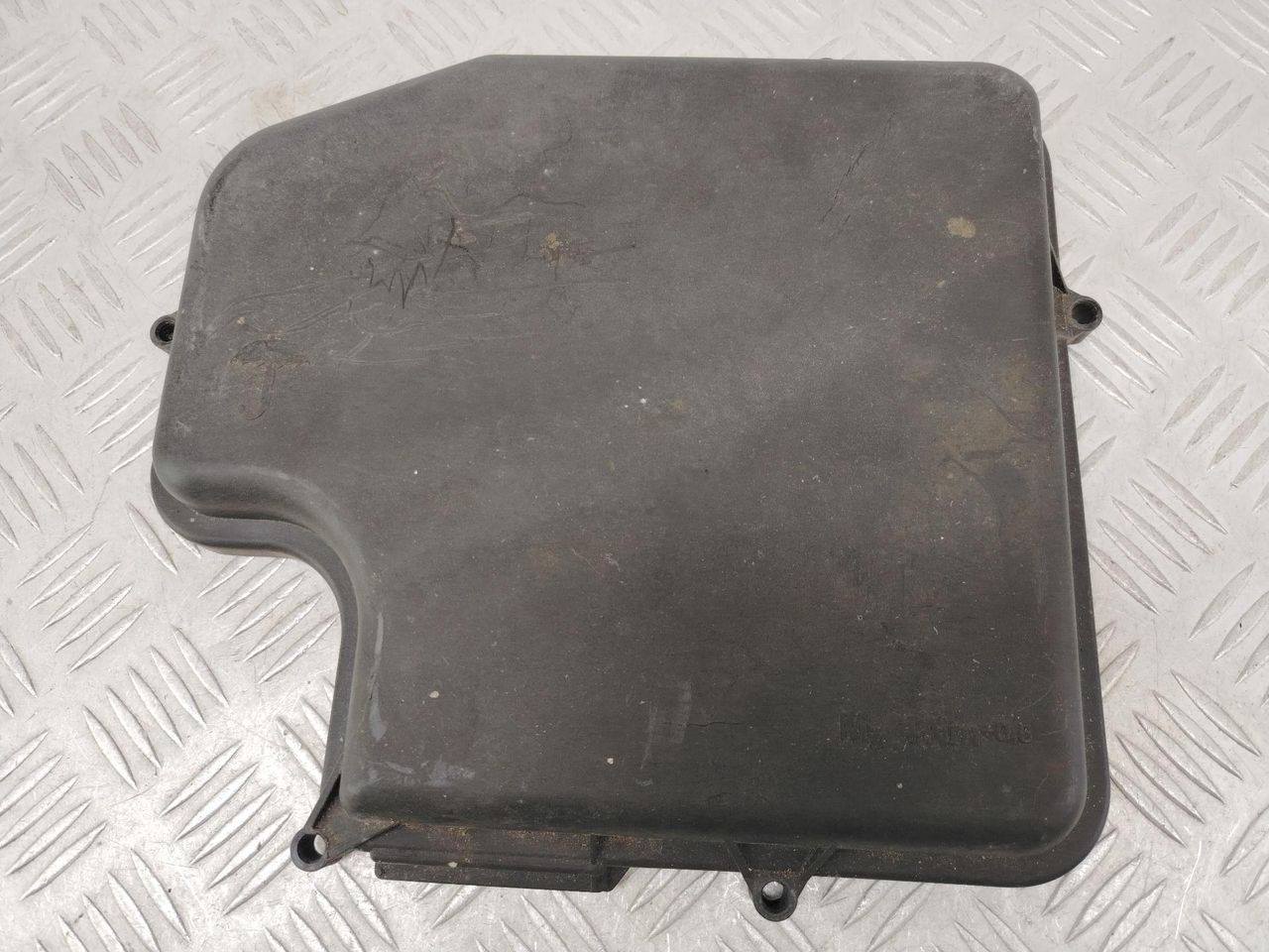 крышка блока предохранителей Audi A4 B5 (1994 - 1999), 1.6 л., бензин, МКПП, серебро, седан, передний привод, 8D1907613A - фото №1