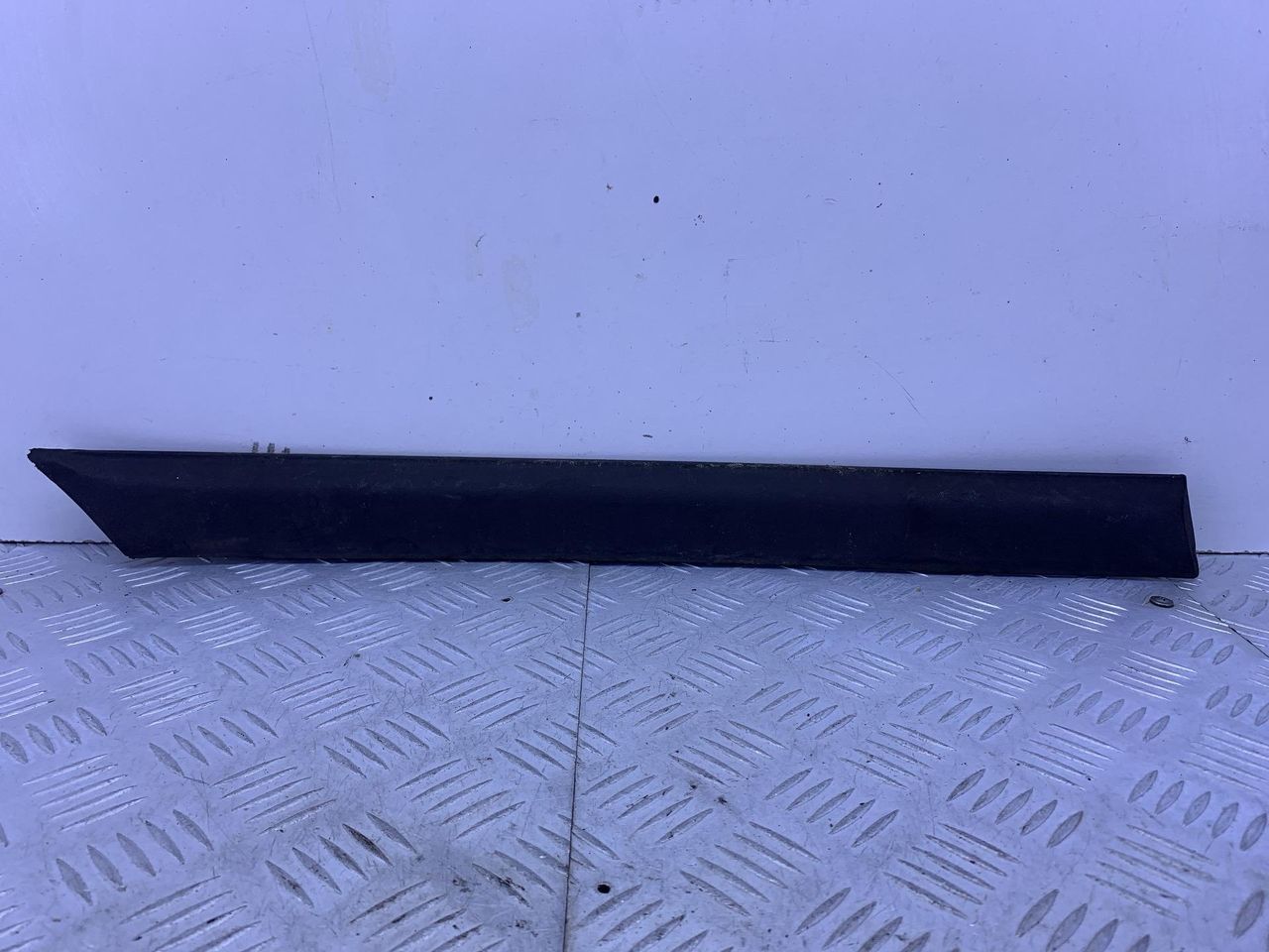 молдинг двери задней правой Volkswagen Golf 3 поколение (1991 - 2000), бензин, МКПП, хетчбэк 3 дв., 1H3853536 - фото №1