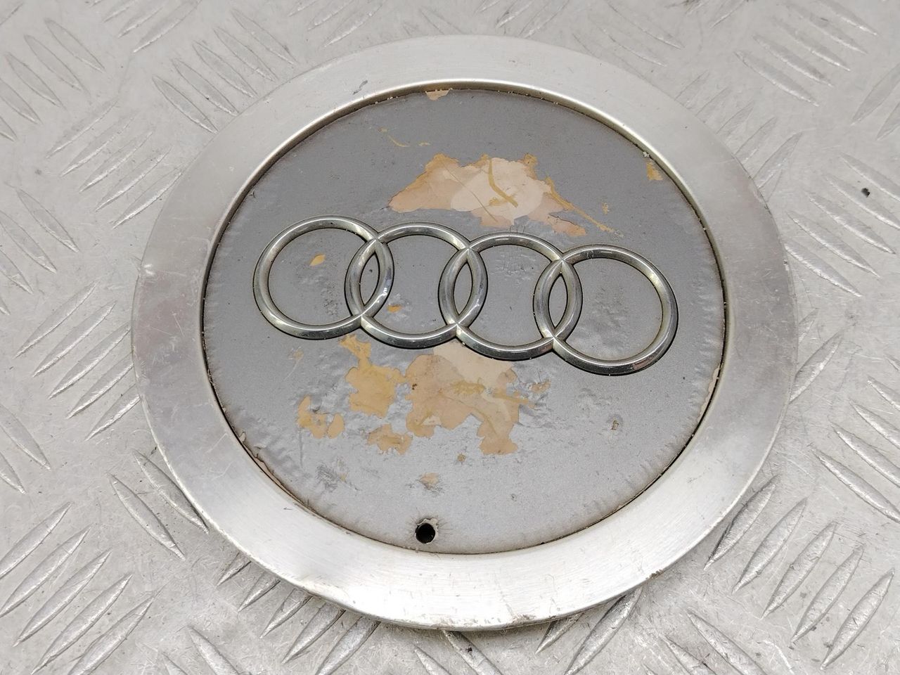 колпачок литого диска Audi A4 B5 (1994 - 1999), 1.6 л., бензин, МКПП, серебро, седан, передний привод, 4B0601165J - фото №1