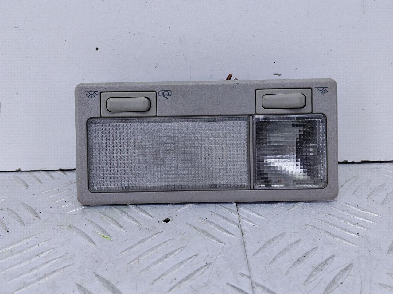 фонарь салона (плафон) Volkswagen Golf 3 поколение (1991 - 2000), бензин, МКПП, хетчбэк 3 дв., 357947111C - фото №1