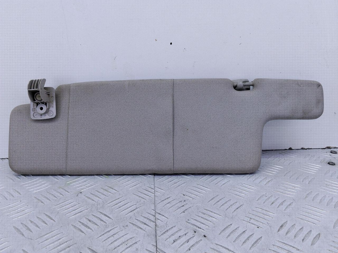 козырек солнцезащитный Volkswagen Golf 3 поколение (1991 - 2000), бензин, МКПП, хетчбэк 3 дв., 1H0857551 - фото №1