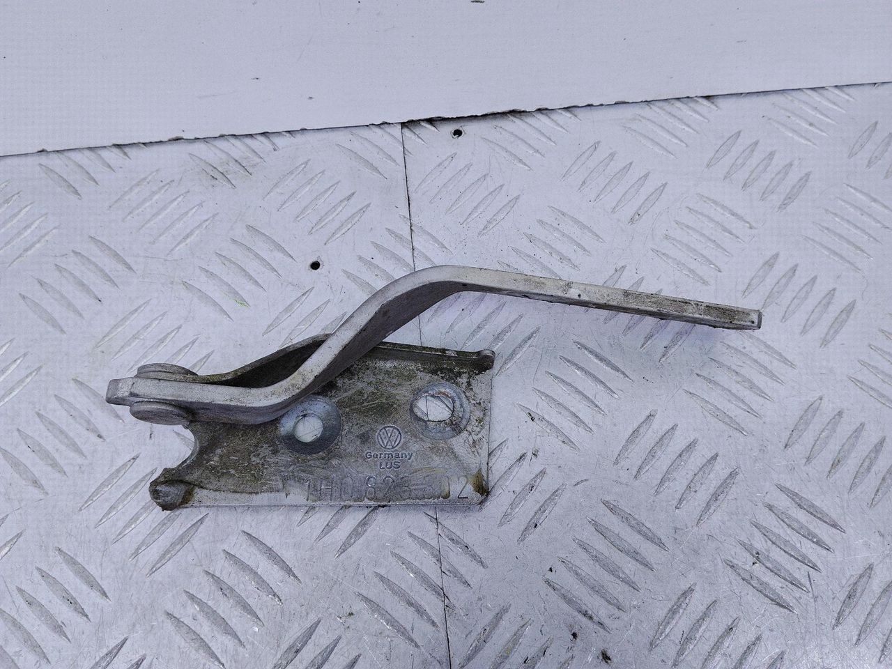 петля капота правая Volkswagen Golf 3 поколение (1991 - 2000), бензин, МКПП, хетчбэк 3 дв., 1H0823302 - фото №1
