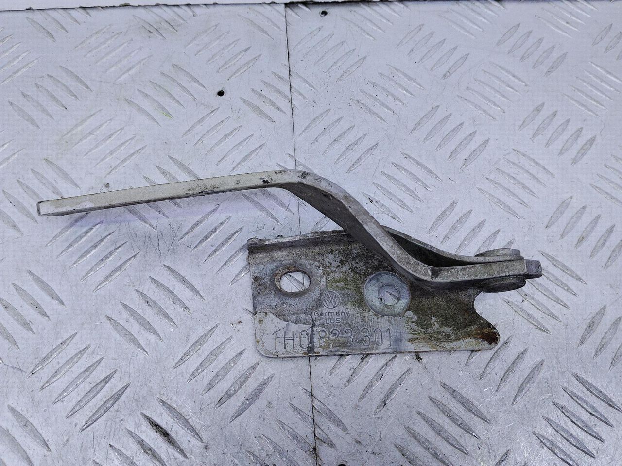 петля капота левая Volkswagen Golf 3 поколение (1991 - 2000), бензин, МКПП, хетчбэк 3 дв., 1H0823301 - фото №1