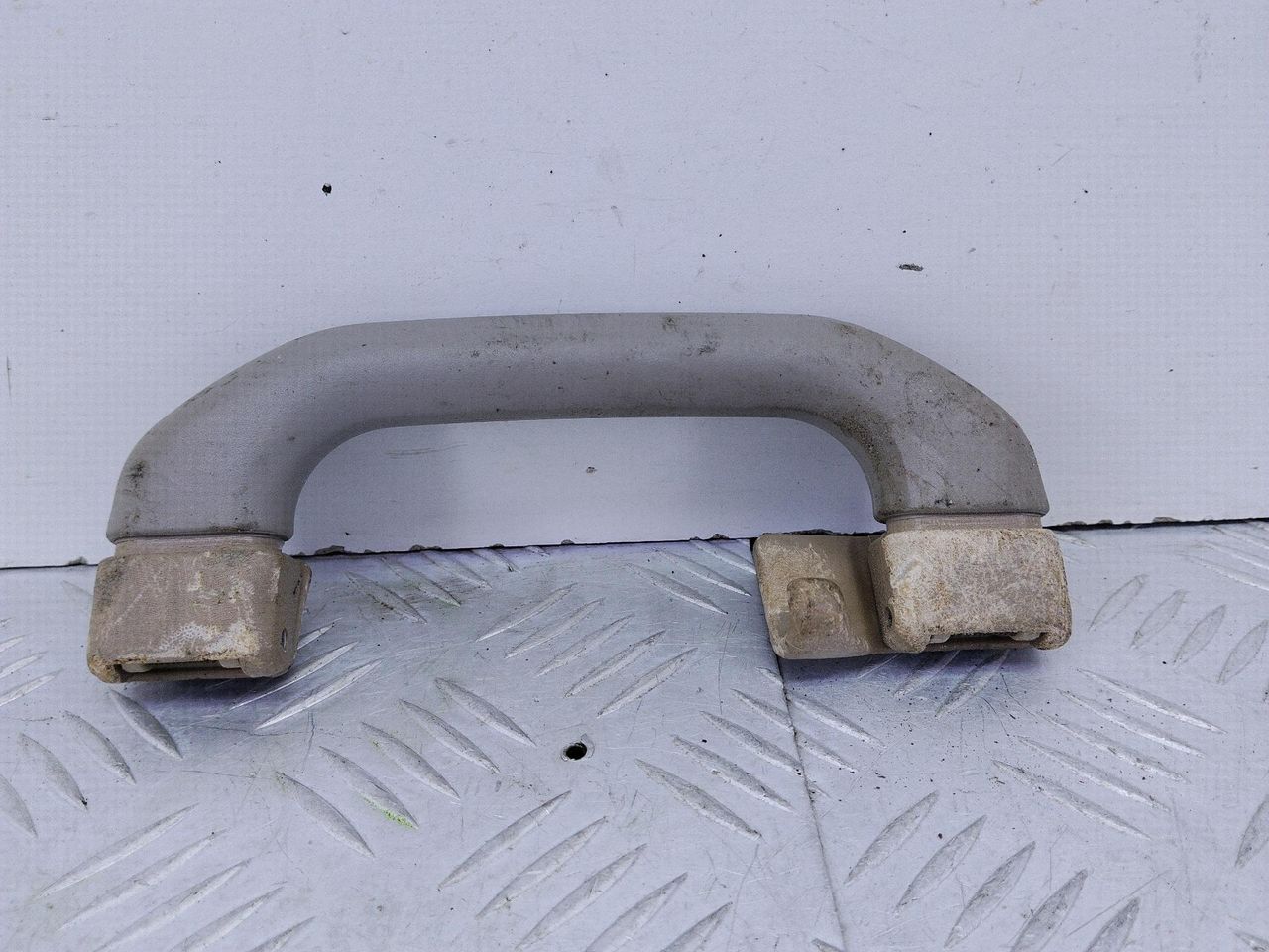 ручка внутренняя потолочная Volkswagen Golf 3 поколение (1991 - 2000), бензин, МКПП, хетчбэк 3 дв., 1H0857607 - фото №1