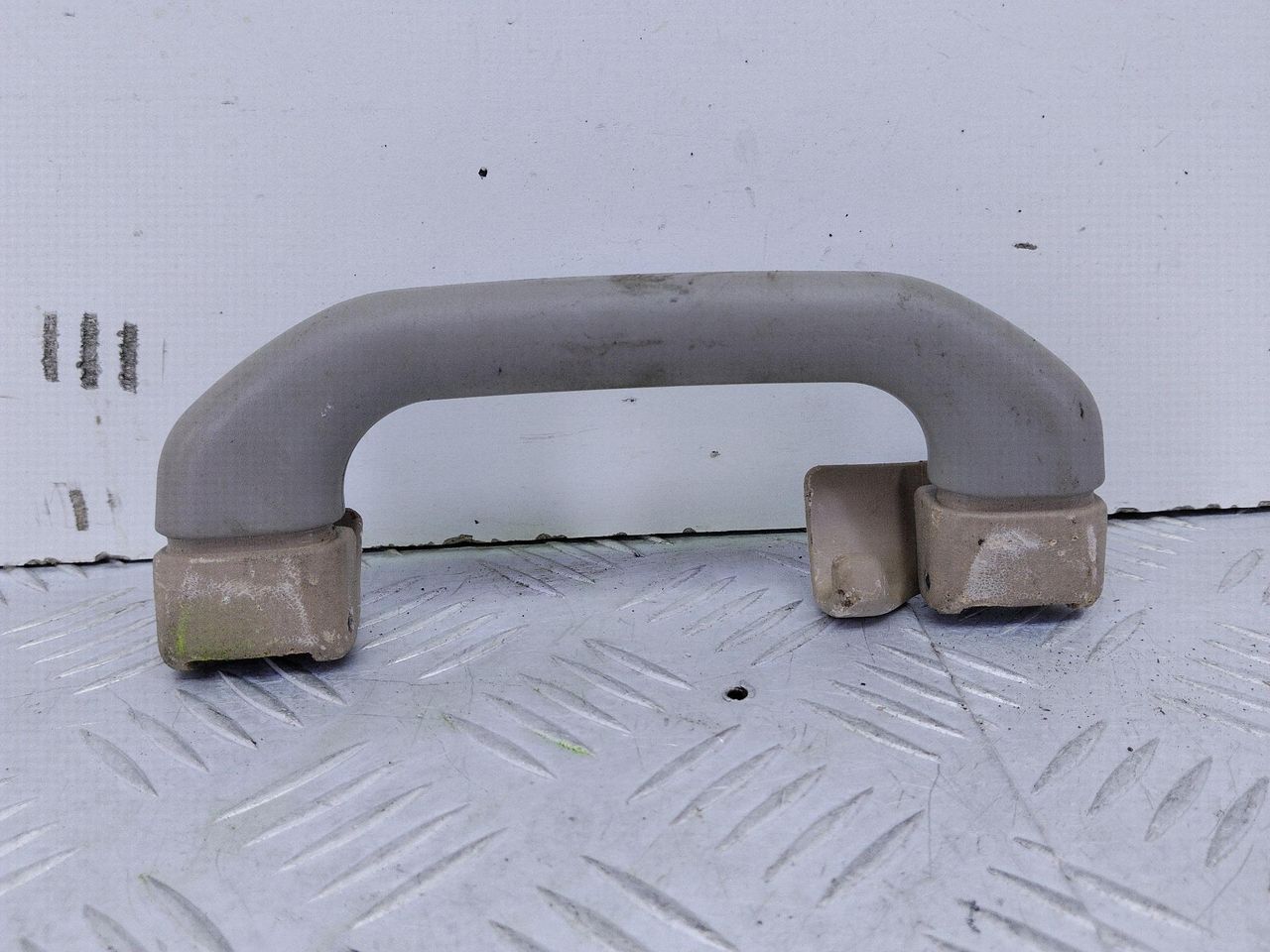 ручка внутренняя потолочная Volkswagen Golf 3 поколение (1991 - 2000), бензин, МКПП, хетчбэк 3 дв., 1H0857607 - фото №1