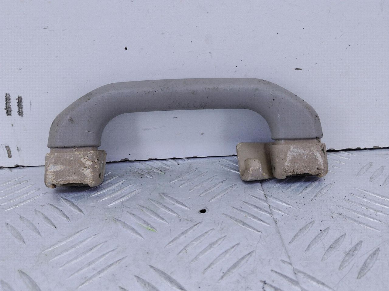 ручка внутренняя потолочная Volkswagen Golf 3 поколение (1991 - 2000), бензин, МКПП, хетчбэк 3 дв., 1H0857607 - фото №1