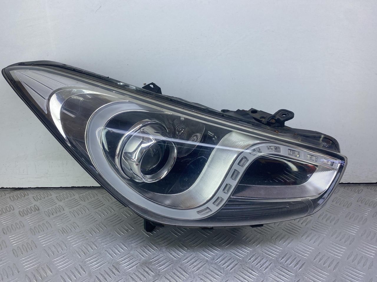 фара правая Hyundai i40 1 поколение 2013, 1.7 л., дизель, АКПП, черный, передний привод, 921023Z100, 921023Z105 - фото №1