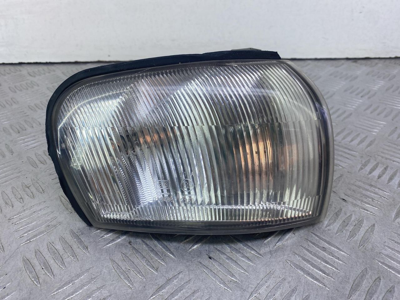 поворотник правый Subaru Impreza 1 поколение (GM/GC/GF) 1994, 1.8 л., EJ18E, бензин, МКПП, красный, седан, полный привод - фото №1