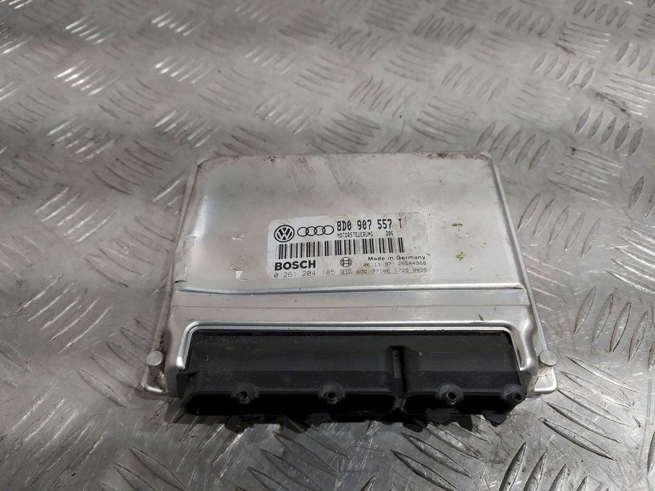 блок управления двигателем Volkswagen Passat B5 1997, 1.8 л., Ti, бензин, -, 8D0907557T - фото №1