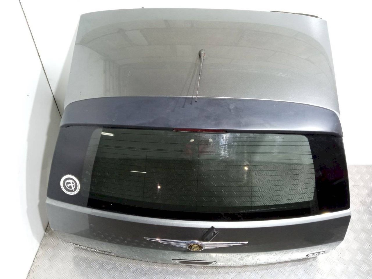 крышка багажника (дверь 3-5) Chrysler 300C 1 поколение 2007, серый - фото №1