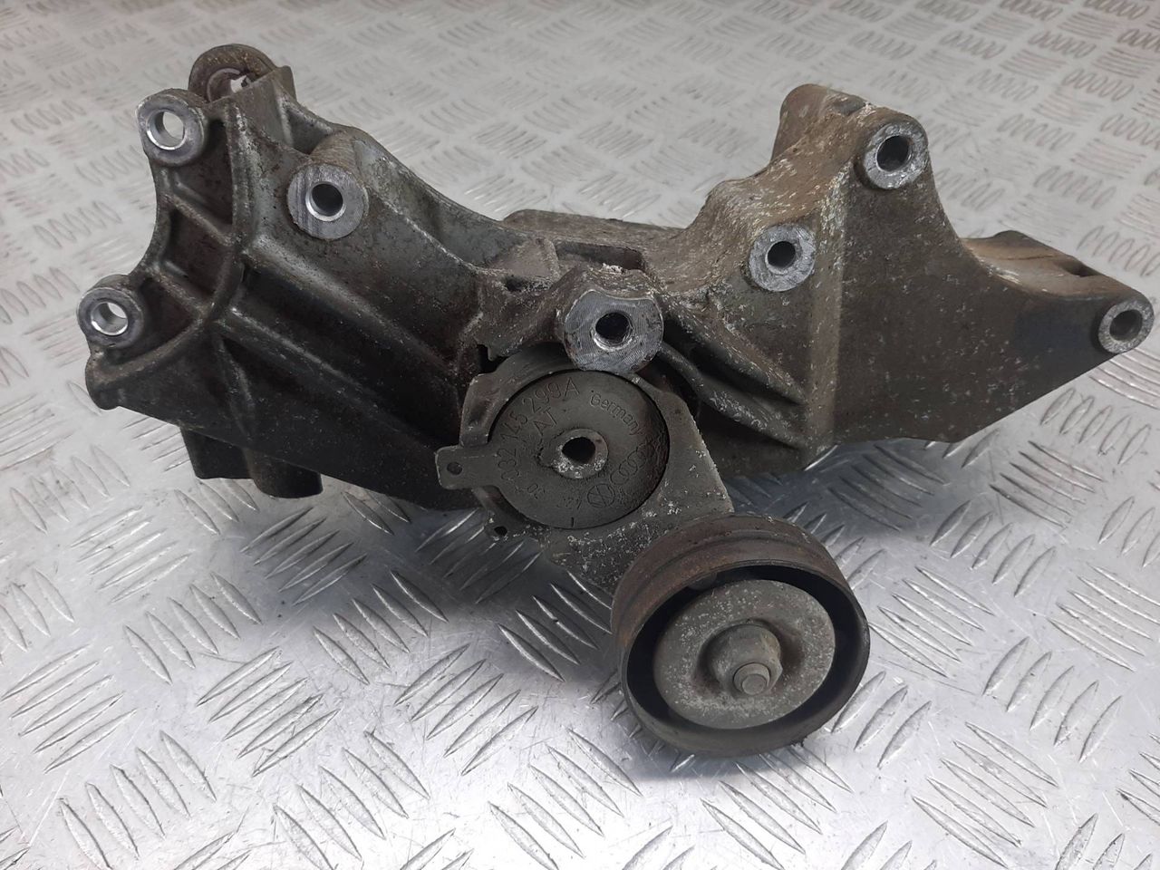 кронштейн двигателя Volkswagen Golf 4 поколение 2004, 1.6 л., i, бензин, 032145189Q