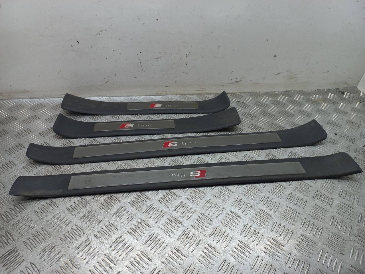 комплект накладок на пороги (внутренние) Audi A4 B6 2004, универсал, 8E0853375A, 8E0853376A, 8E0853373A, 8E0853374A - фото №1