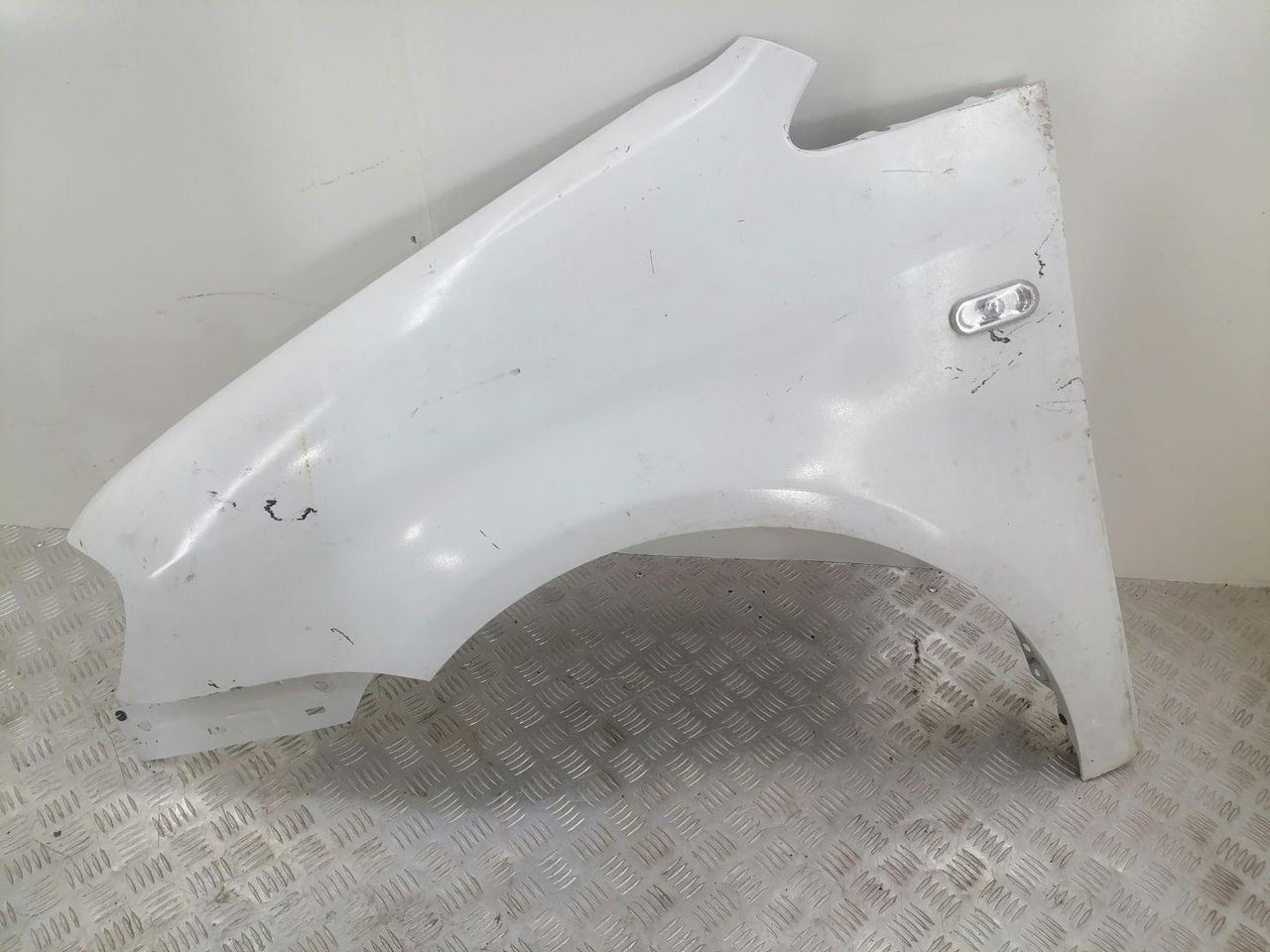 крыло переднее левое Volkswagen Caddy 3 поколение 2009, 2.0 л., BST, дизель, 5МКПП