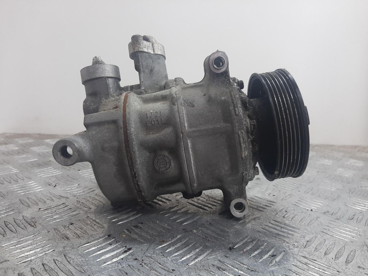 компрессор кондиционера Volkswagen Golf 6 поколение 2012, 1.6 л., CAYA, дизель, МКПП, 006752033B4 - фото №1