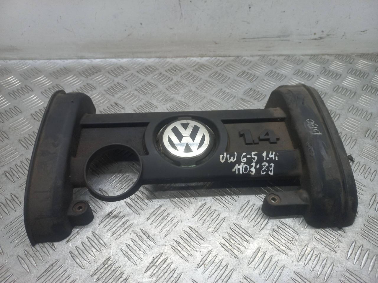 декоративная крышка двигателя Volkswagen Golf 5 поколение 2008, 1.4 л., бензин, 036103925CE - фото №1