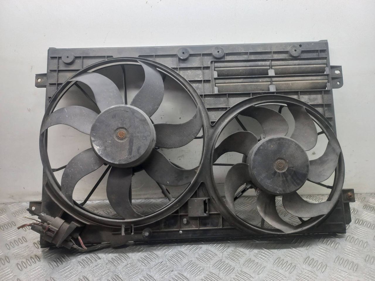вентилятор радиатора Volkswagen Passat B6 2008, 2.0 л., дизель, 1K0121207BC - фото №1