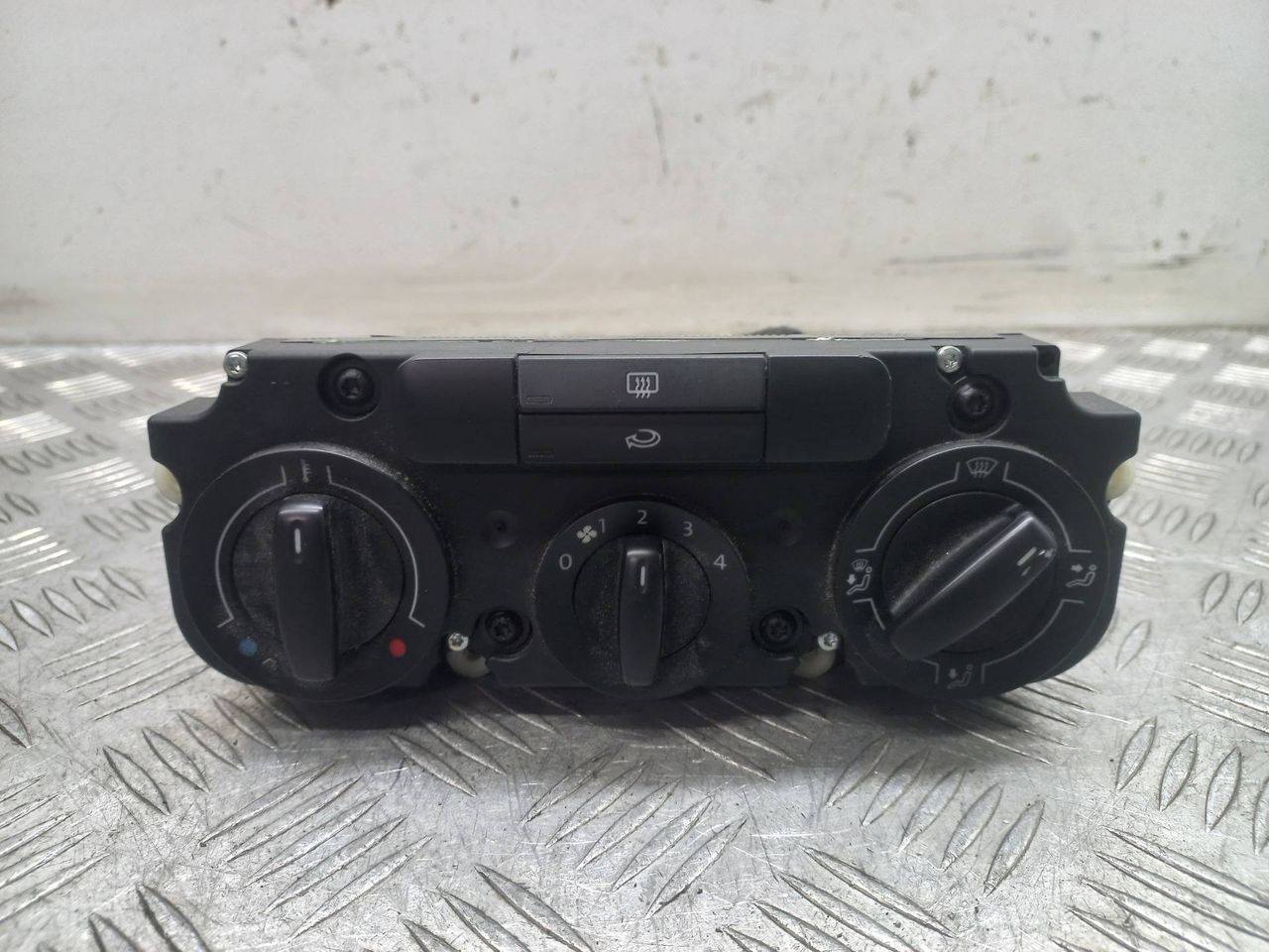 блок управления печки / климат-контроля Volkswagen Caddy 3 поколение 2008, 1.6 л., BGU, бензин - фото №1