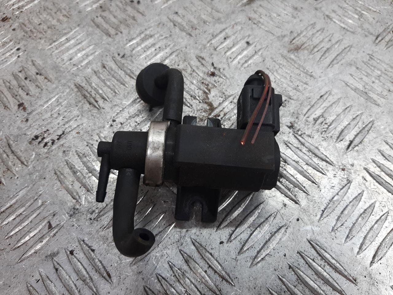 клапан управления турбиной (актуатор) Volkswagen Touareg 1 поколение 2007, 5.0 л., AYH, дизель, 1J0906627 - фото №1