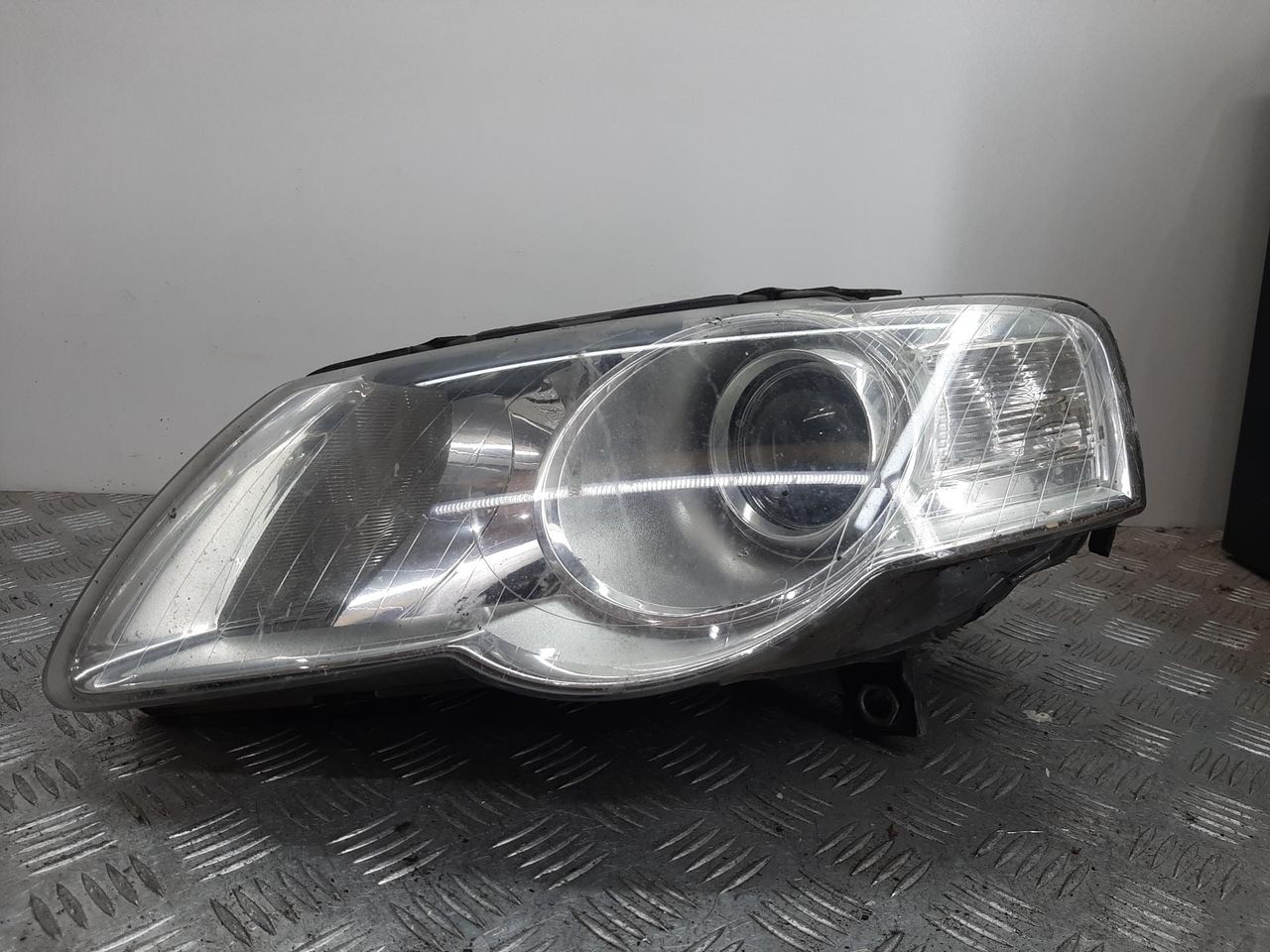 фара левая Volkswagen Passat B6 2007, 2.0 л., BMP, дизель, 3CO941005AA - фото №1