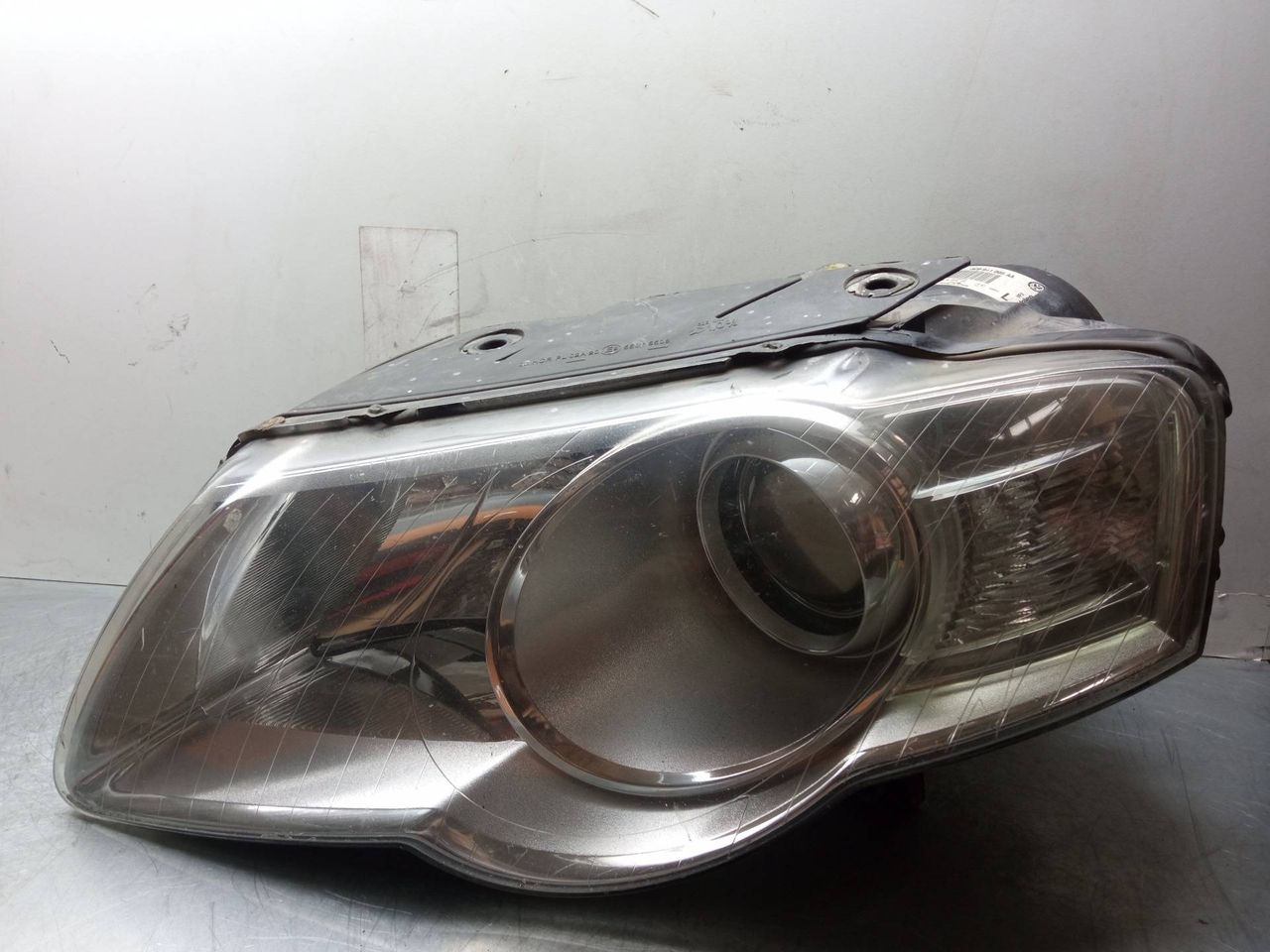 фара левая Volkswagen Passat B6 (2005 - 2010), 3C0941005AA - фото №1