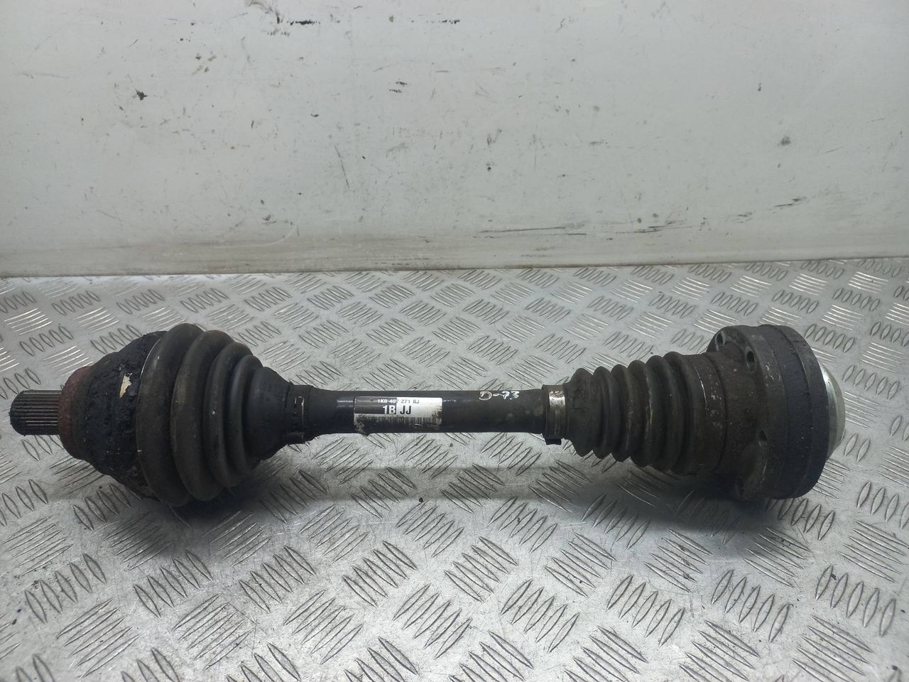 полуось передняя левая (приводной вал, ШРУС) Volkswagen Golf 5 поколение 2007, 2.0 л., TDi PD, BMM, дизель, 1K0407271BJ - фото №1