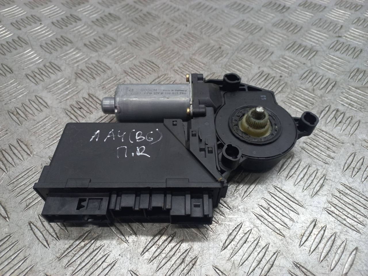 моторчик стеклоподъемника передний правый Audi A4 B6 2004, 2.5 л., BDG, дизель, МКПП, 0130821764