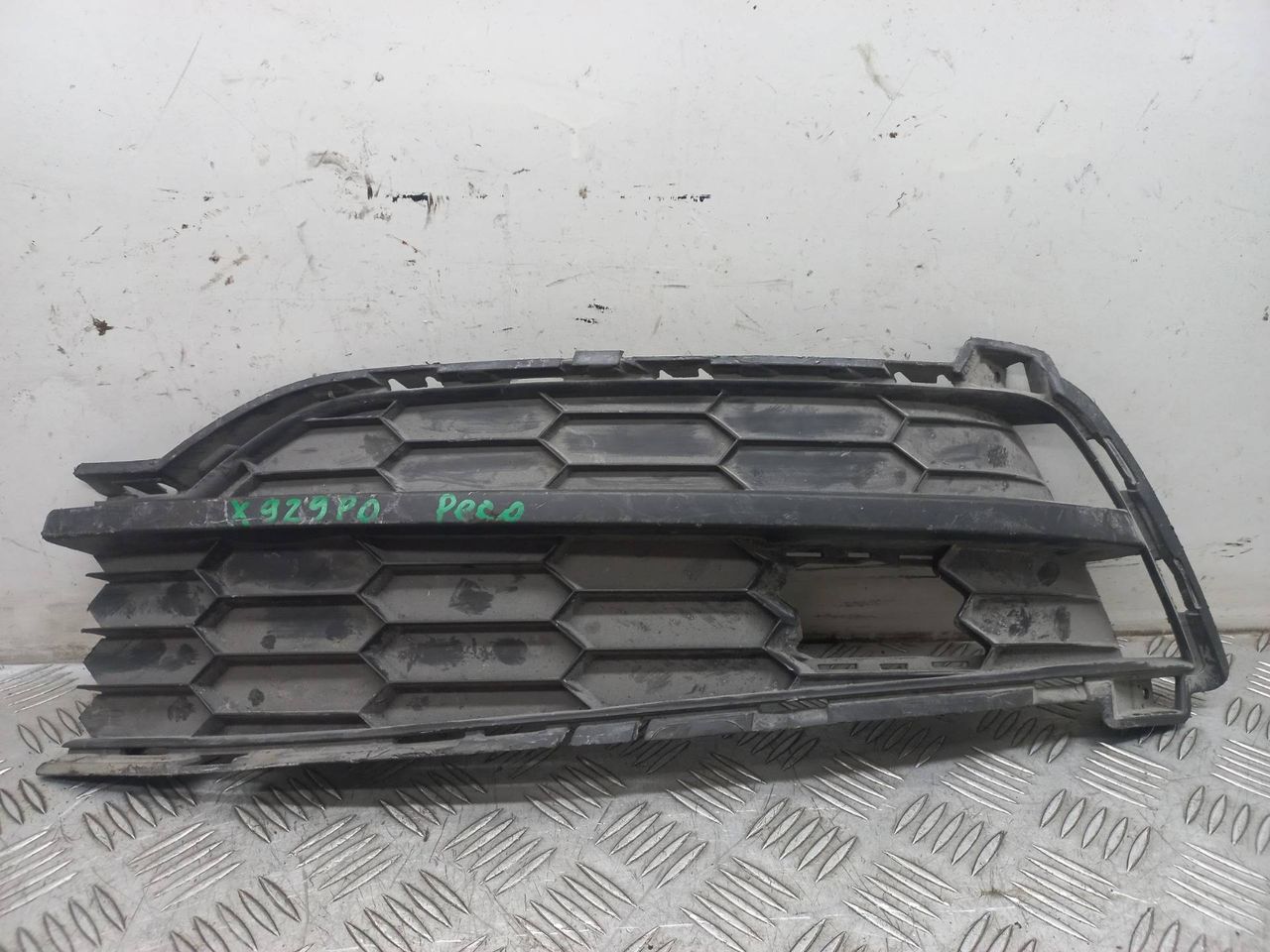 заглушка (решетка) в бампер Skoda Karoq 1 поколение 2020, 57A807367