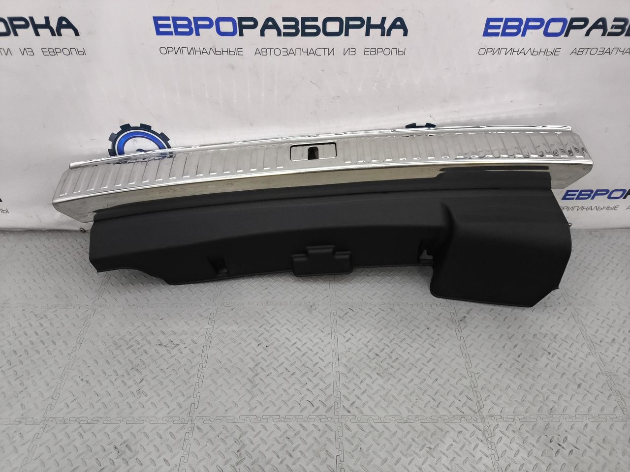 накладка внутренняя на заднюю панель кузова Audi Q8 4M 2022, 3.0 л., TDi, дизель, АКПП, 2y / s9r, полный привод, правый руль, 4M8864483A, 4M8864483A