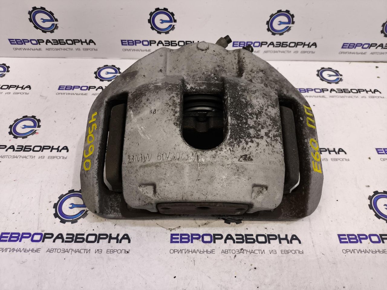 суппорт передний правый BMW 5 серия E60/E61 E60 2006, 2.5 л., бензин, АКПП, передний привод, 34116753660, 6753660