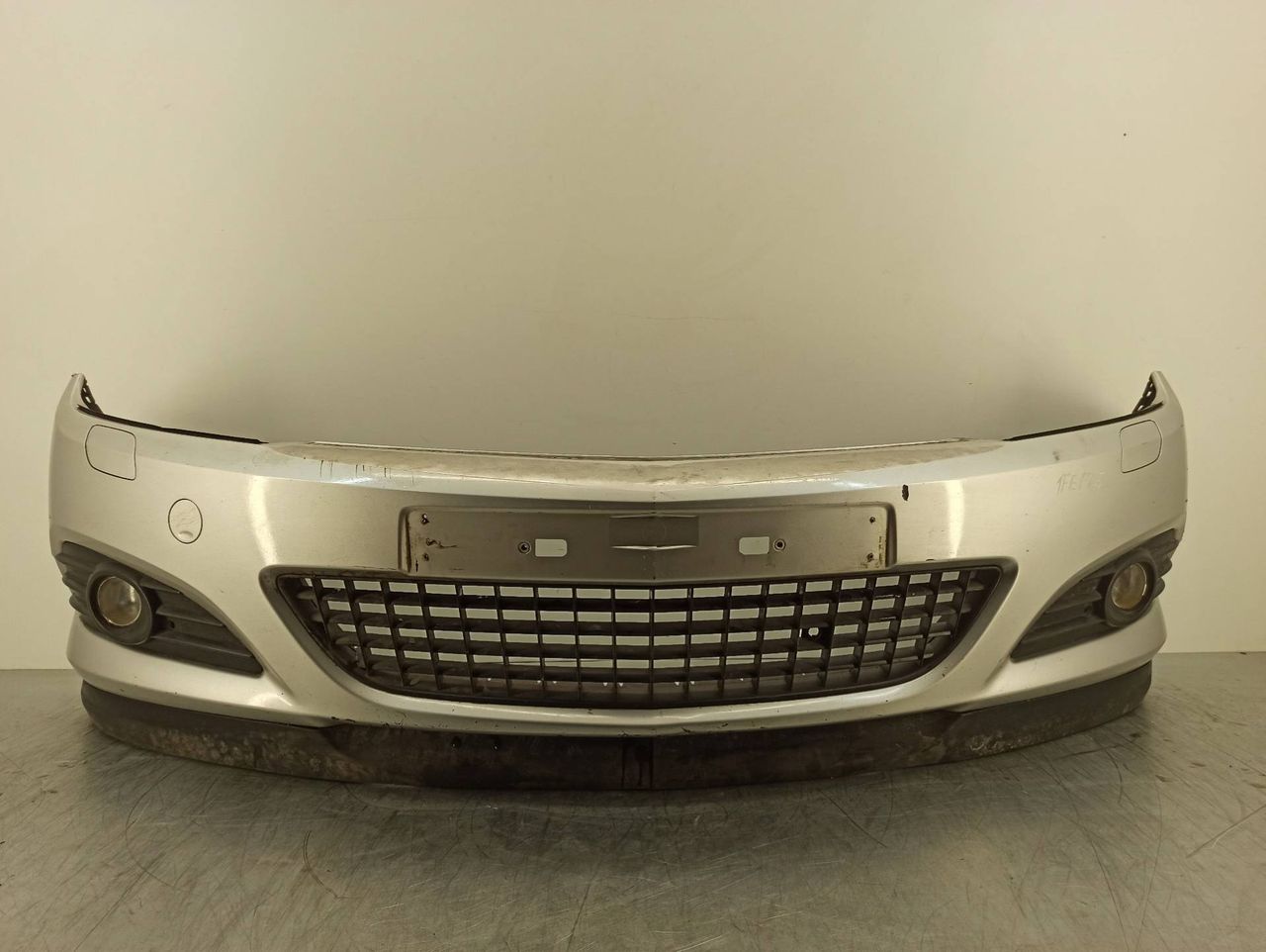 бампер передний Opel Astra H 2007, 1.6 л., i, Z 16 XER, бензин, 5МКПП, серебристый, хетчбэк 3 дв., передний привод, правый руль, 13161055, 1400334 - фото №1
