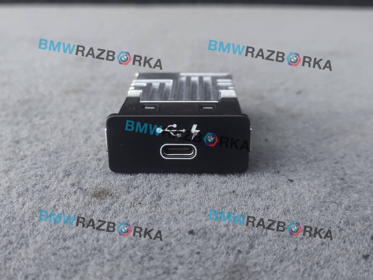 разъем AUX / USB BMW M8 F91/92 F91 2020, 4.4 л., i, S63 B44 B, бензин, АКПП, 490, кабриолет, полный привод, правый руль, 8711939