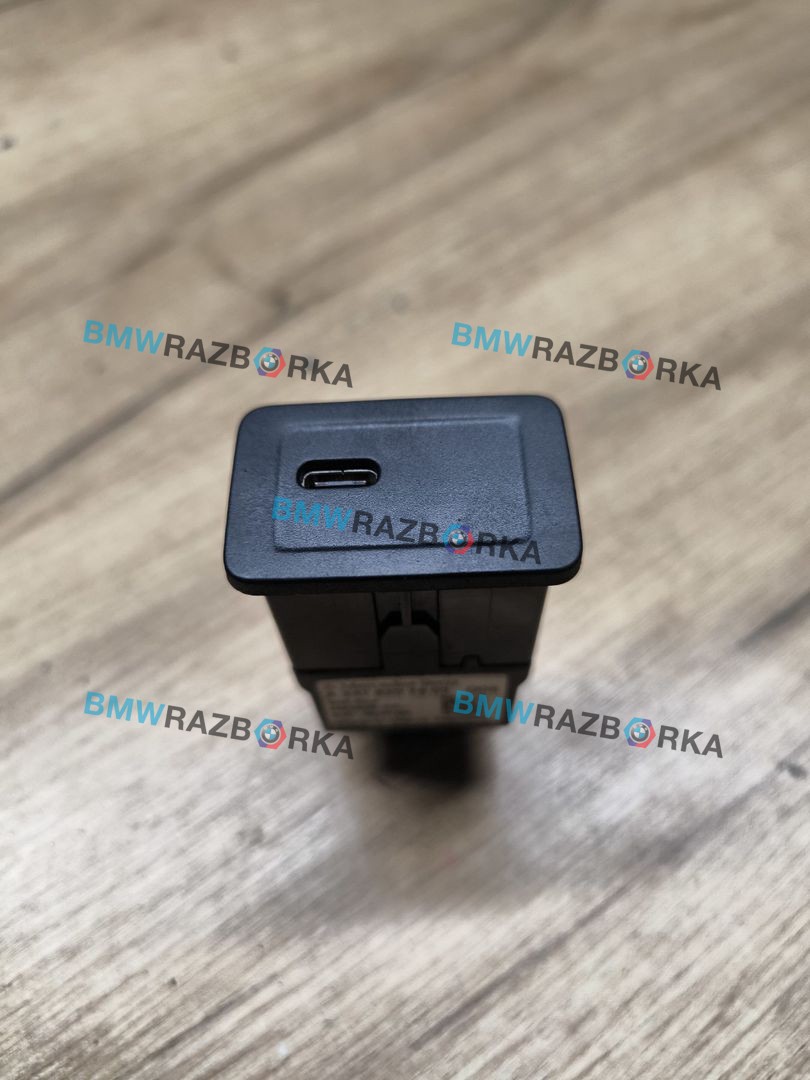 разъем AUX / USB Mercedes-Benz Sprinter W907/W910 W910 2022, 2.0 л., OM 654.920, дизель, 6МКПП, микроавтобус, передний привод, 2478207802, A2478207802
