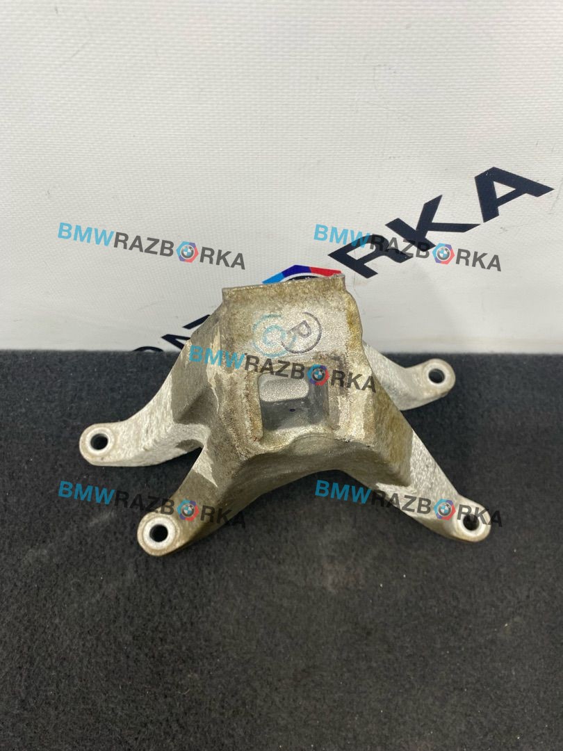 кронштейн двигателя BMW M8 F91/92 F93 2020, 4.4 л., S63 B44 B, бензин, АКПП, седан, полный привод, 7853647