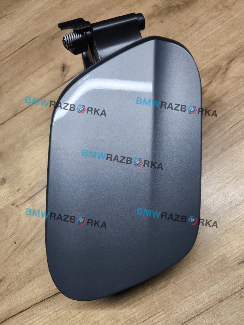 лючок топливного бака BMW 1 серия F40 2023, 1.5 л., B37 C15 A, дизель, skyscraper grau metallic (c4w), хетчбэк 5 дв., передний привод