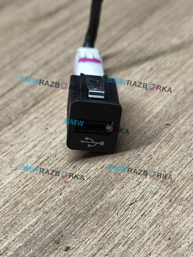 разъем AUX / USB BMW 5 серия F07/F10/F11 2011, 3.0 л., N57 D30 A, дизель, АКПП, хетчбэк 5 дв., 9237656